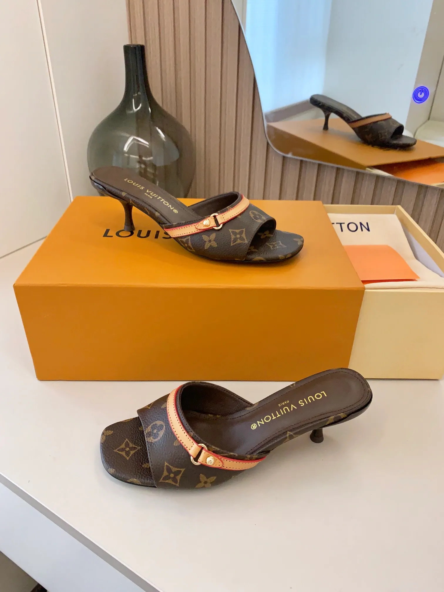 👟👟Ex-factory price 440👟👟 LV ss24 new arrival～Spring and summer single cat heels. The brown leather with tannin color is so brilliant! The perfect kitten heel, which is just right, is high-end, classic, sexy and comfortable, and it has full marks for summer shoes 💯 It is a must-have item to match! Material: Denim➕Cow leather Lining: Full sheepskin for foot pads Outsole: Genuine leather outsole Shoe size: 34-40
